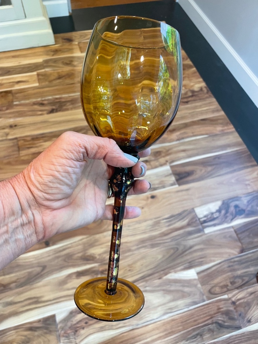 6 Beautiful, Amber colored Wine Glasses - Picture 8 of 8